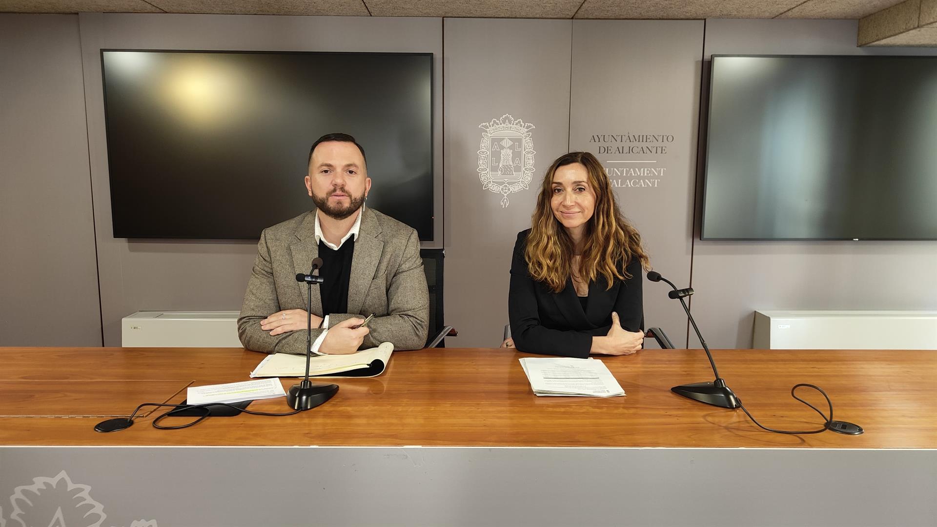 El portaveu de Compromís a l'Ajuntamento d'Alacant, Rafa Mas, i la portaveu adjunta en Les Corts, Isaura Navarro