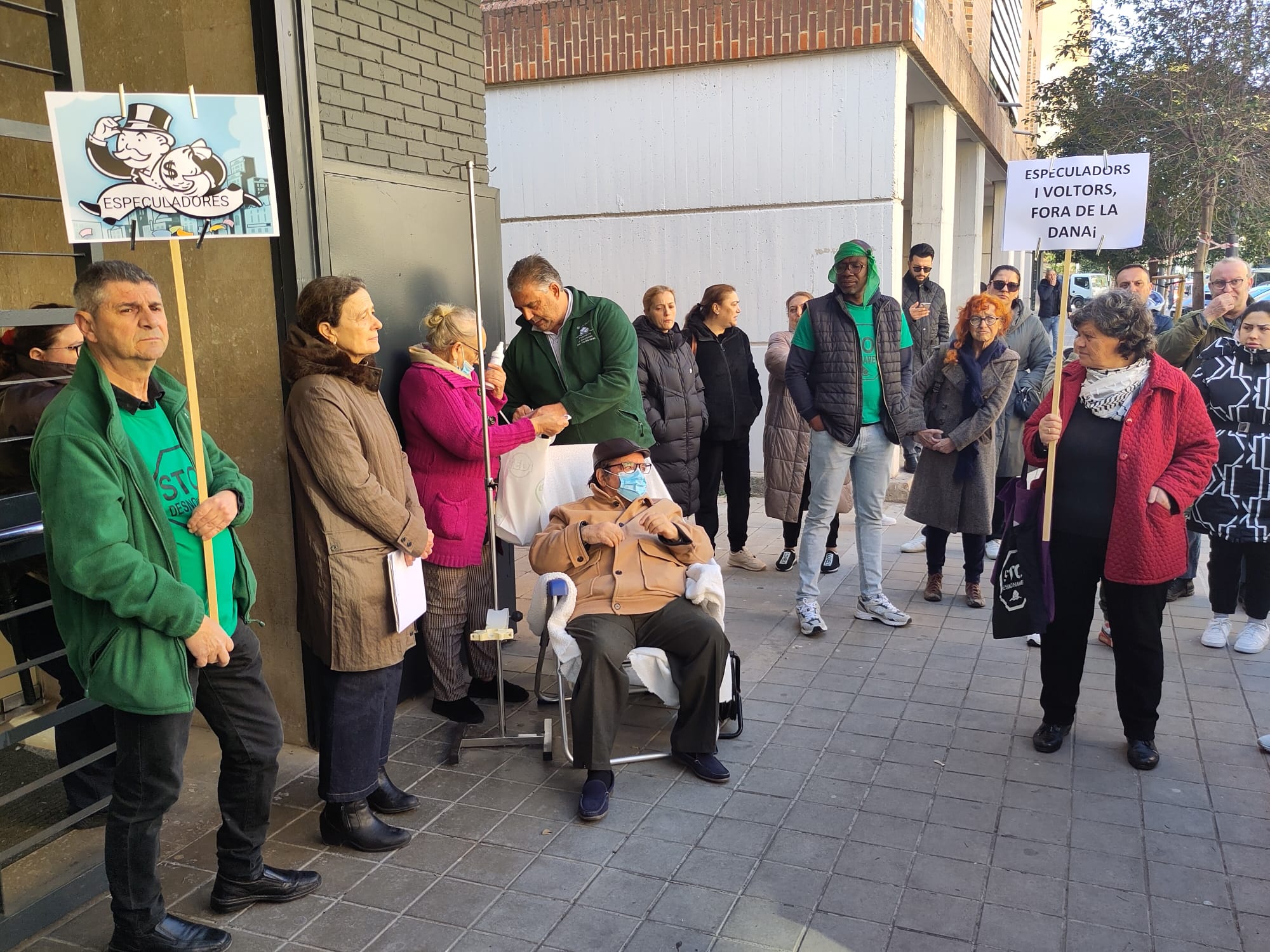 Protesta de la PAH davant la seu de l'EVha, amb Ramón, assegut, i Teresa Simón, de peu al seu costat