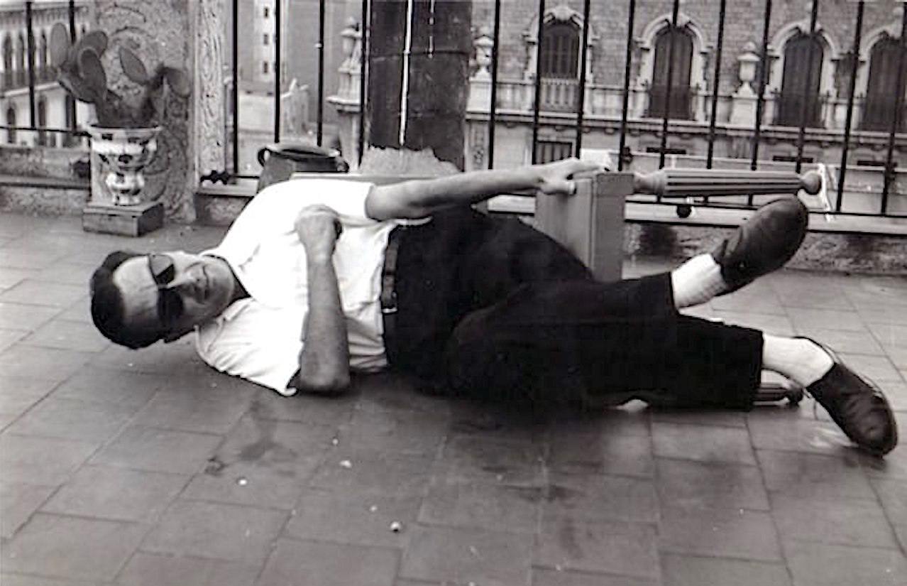 Joan Brossa jove estirat al terra / Macba