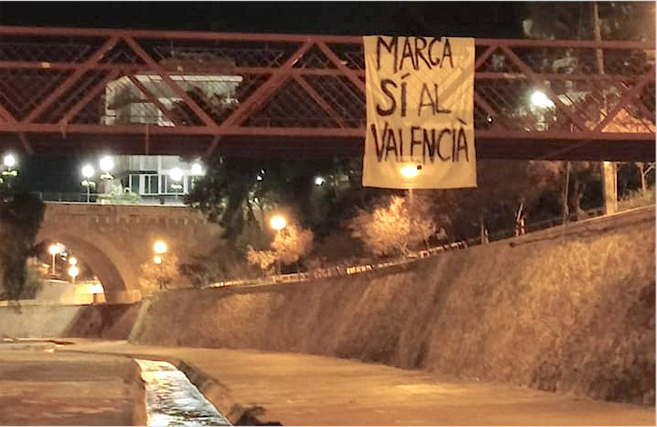 Pancarta a favor del valencià en un pont del Vinalopó, a Elx