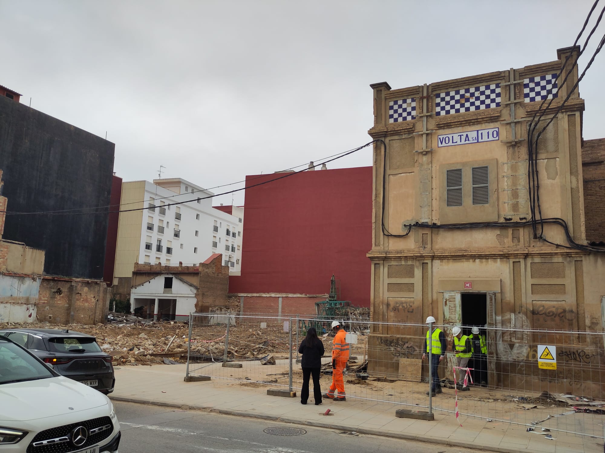 Al Cami Reial de Catarroja encara són visibles les ferides que ha deixat la DANA