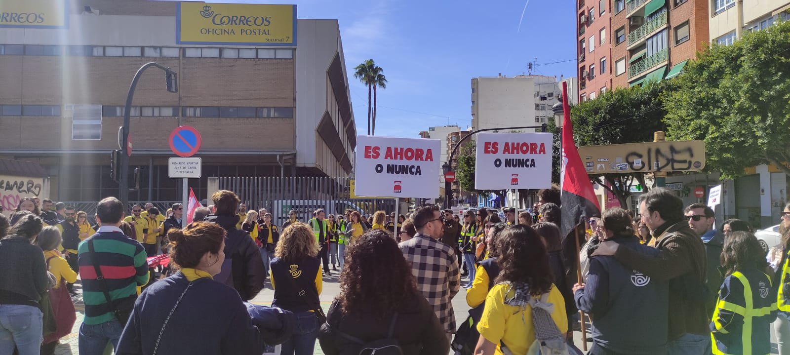Un centenar de treballadors de Correus en vaga s'han concentrat davant les oficines centrals a València