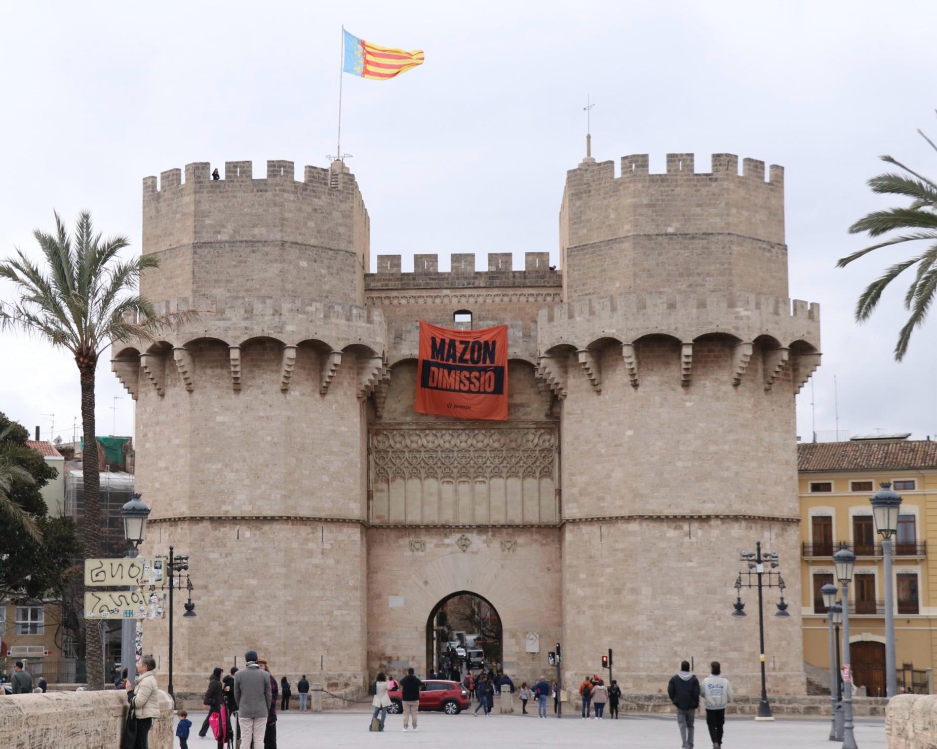 Pancarta contra el president Carlos Mazón a les Torres de Serrans / Joves PV-Compromís