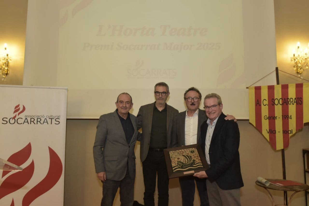 Moment en què el president de Socarrats, Fermí Font, lliura el guardó als representants de l’Horta Teatre / J. Rubert