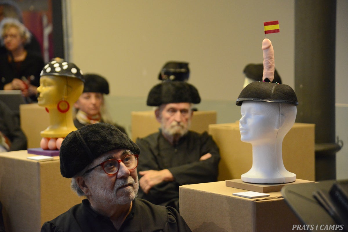 Inauguració de l'exposició de l’Acadèmia Estúpida de les Arts contra les decisions de l'exconseller de Cultura Vicente Barrera, a l'Octubre CCC de València, 11 d'abril del 2024  | Foto Prats i Camps