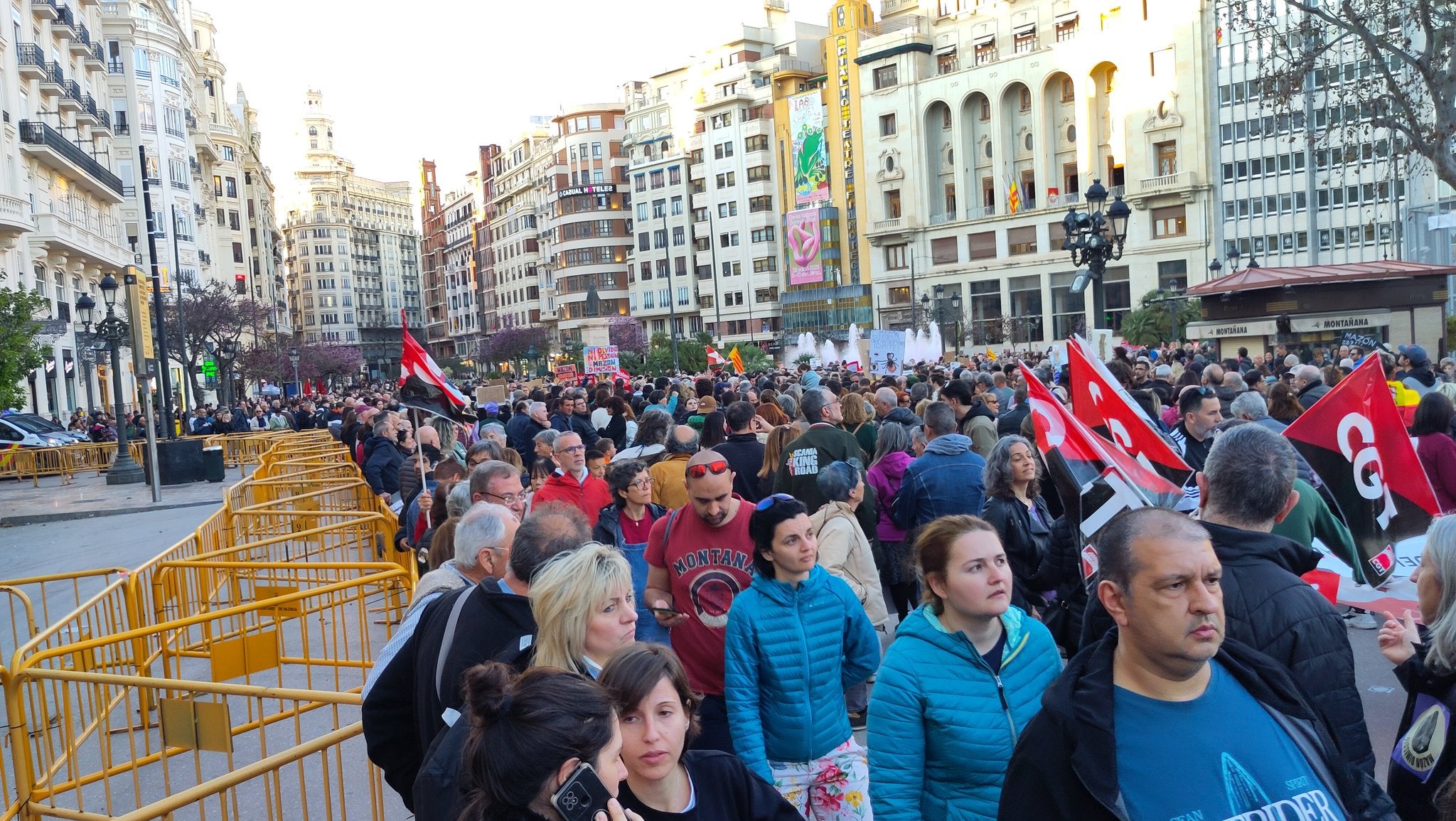 Mitja hora després de l'inici de la marxa, la plaça de l'Ajuntament continuava plena