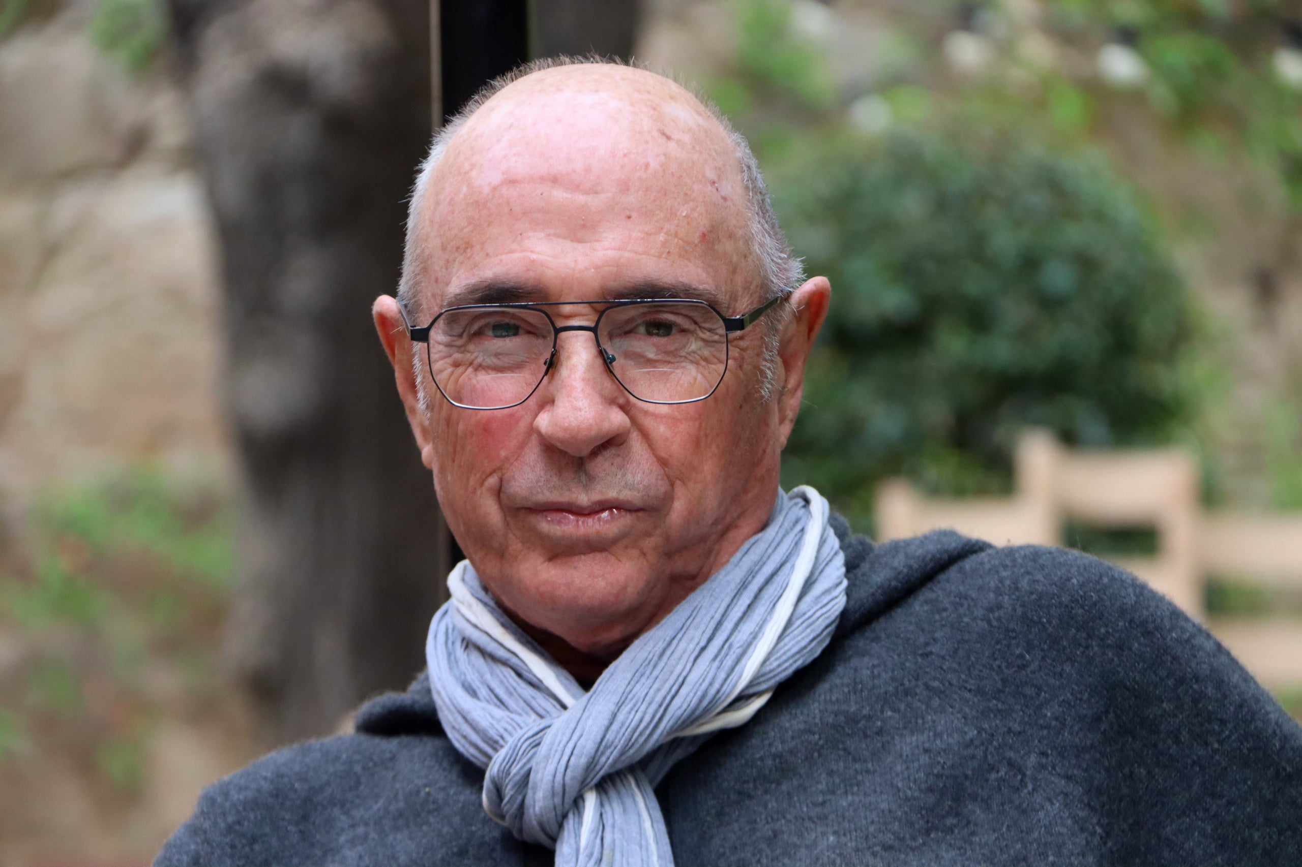 L'escriptor i cantautor Lluís Llach presentant la seua novel·la «El llibre daurat» | Eli Don | ACN