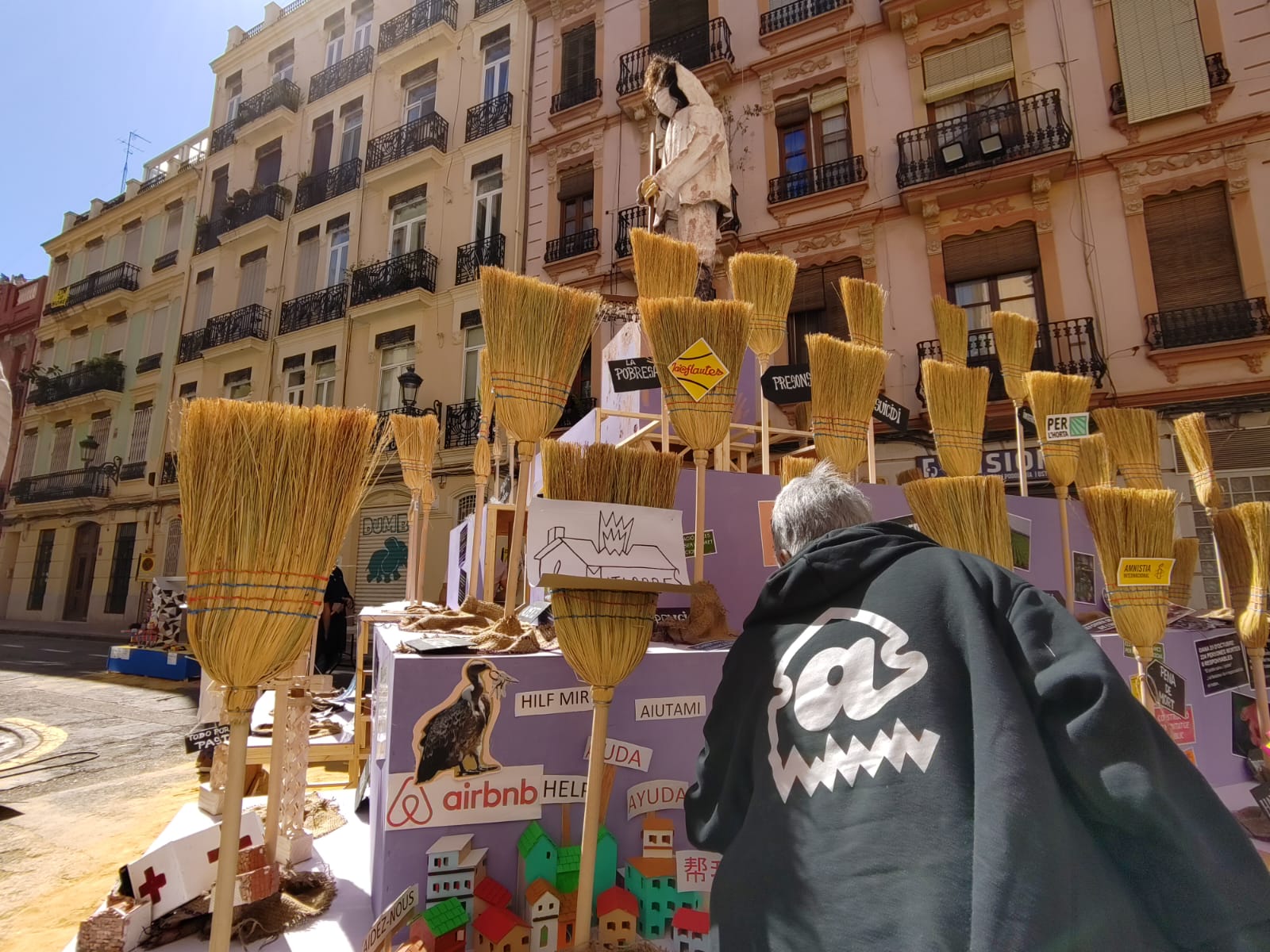 Un faller d'arrancapins enllestint els darrers detalls al monument