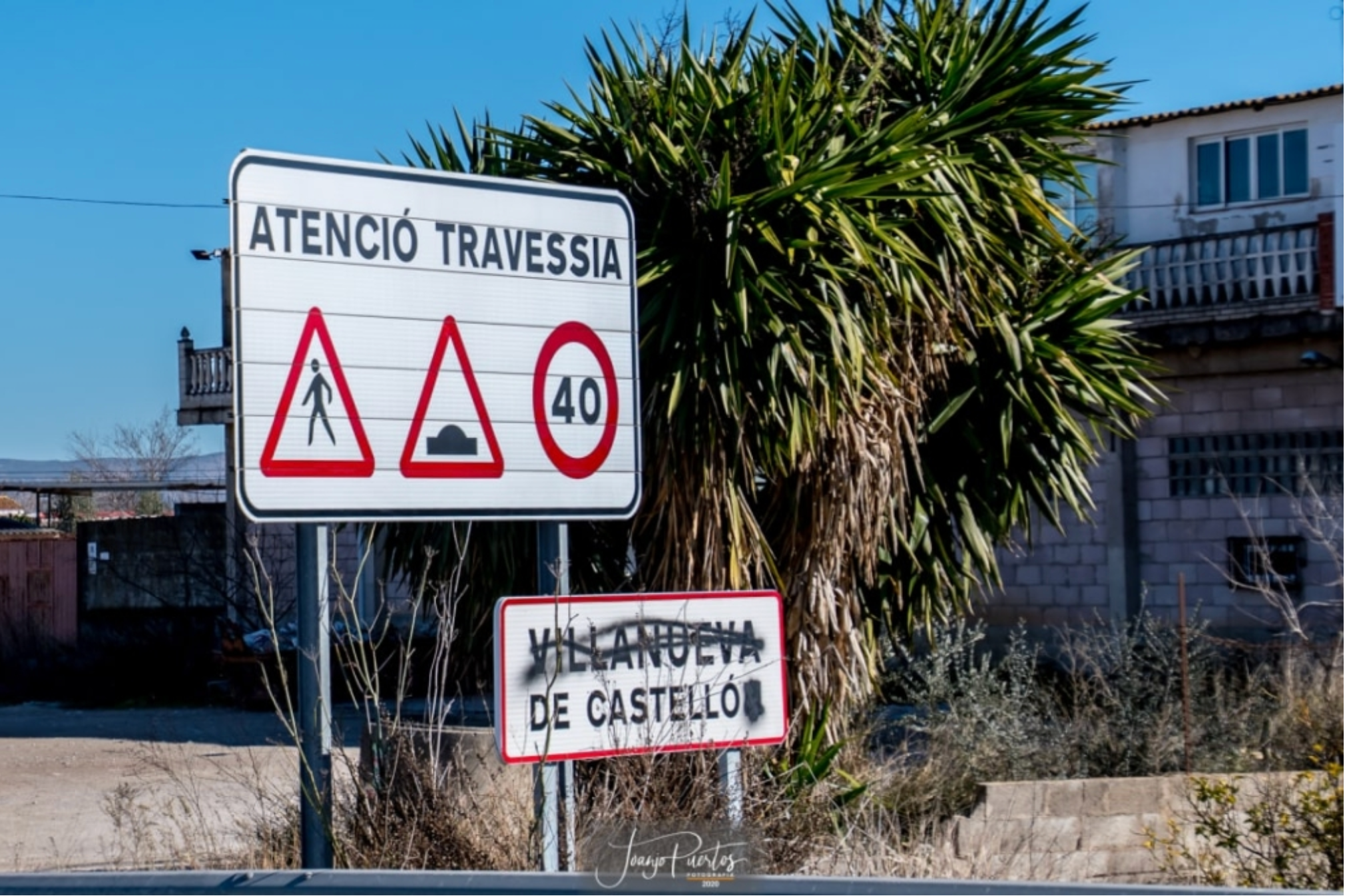 Cartell en castellà a l'entrada del poble de la Ribera Alta