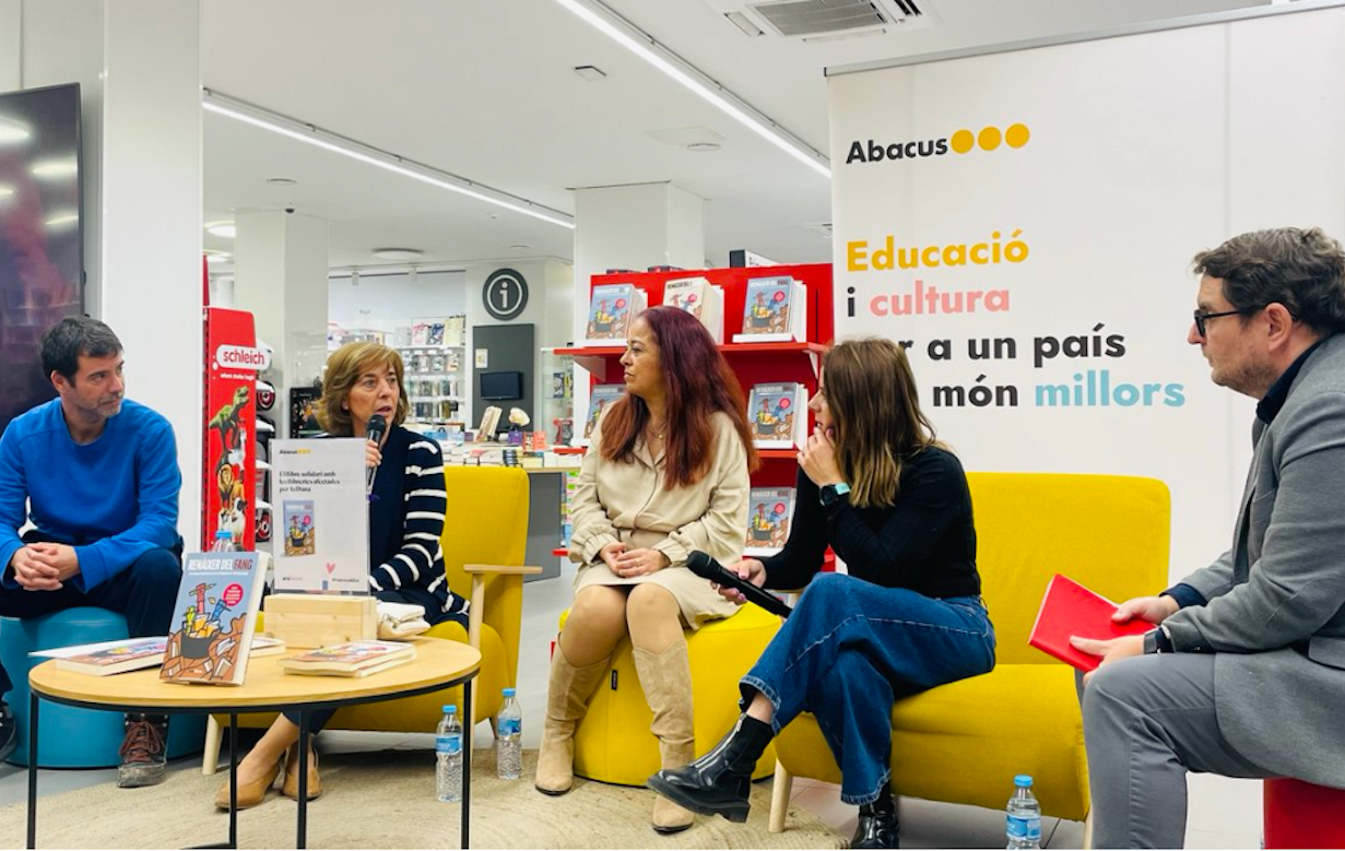 Joan Escrivà, editor de Camacuc; Mercedes Herrero, directora general de Florida Grup Educatiu; Maite Donet, directora del CEIP Ausiàs March de Paiporta; Eva Vázquez, llibretera de La Moixeranga, i Xavi Aliaga, periodista, autor del llibre «Renàixer del fang» i conductor de l'acte