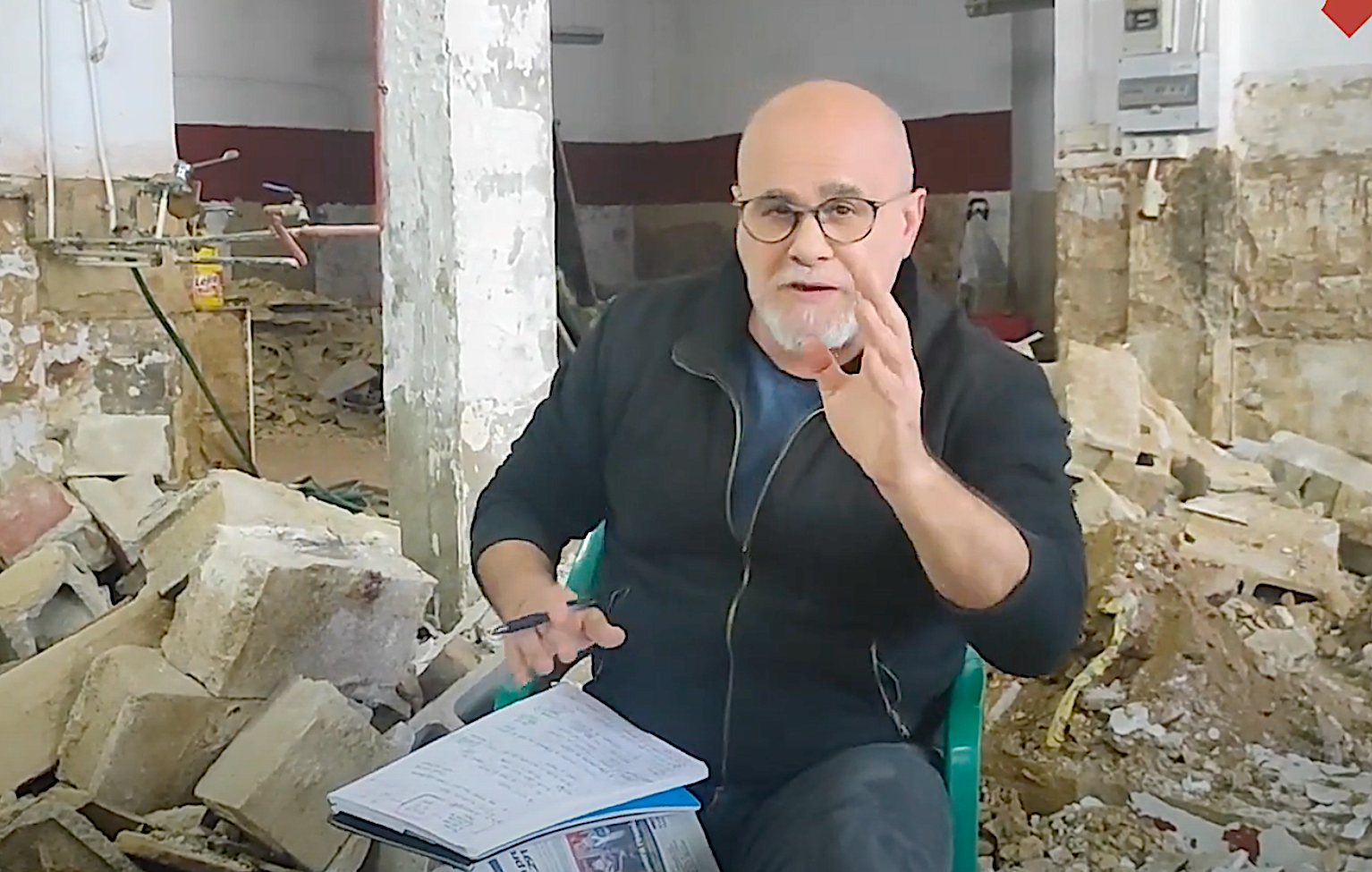 L'actor i humorista Xavi Castillo al local de la seua companyia, Pot de plom, arrasat per la dana
