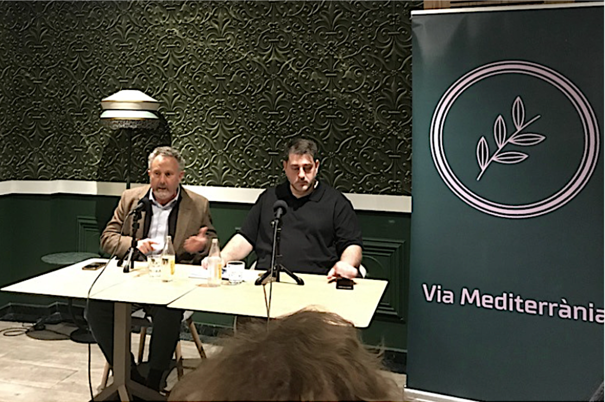 Enric Bataller, president de Via Mediterrània, i Félix Moreno, empresari, exregidor de Compromís a l’Ajuntament d’Ibi, durant un acte a València
