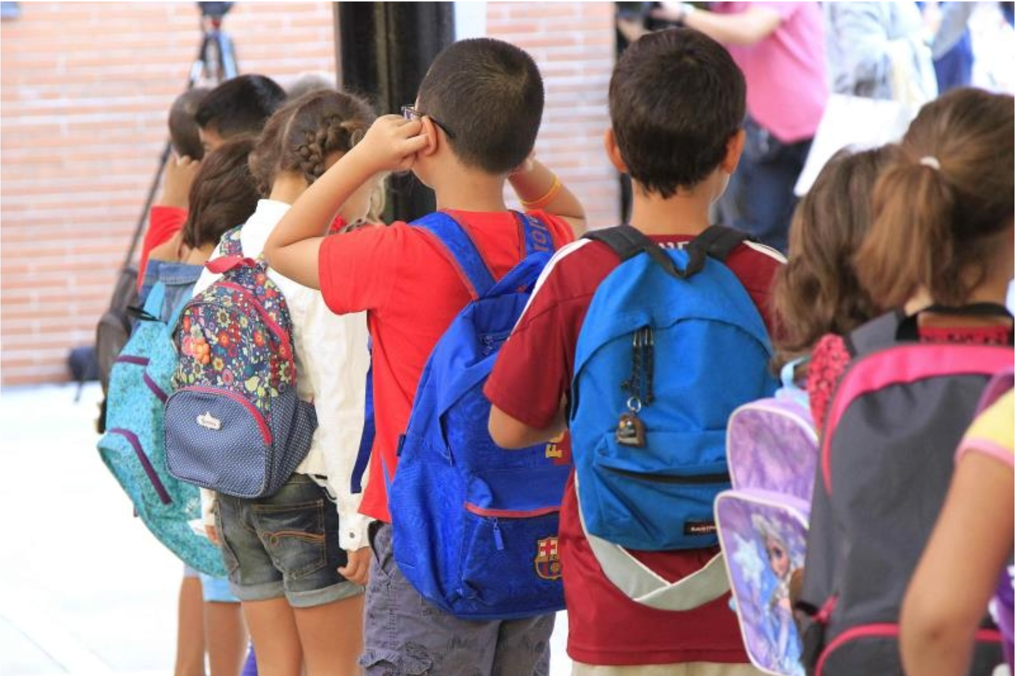 Alumnes d'infantil a l'entrada de l'escola | EP