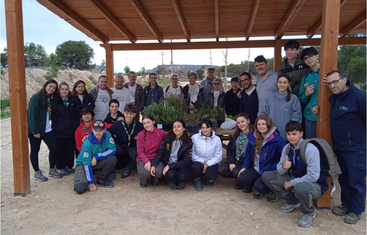 Participants en la reforestació de l'àrea recreativa de la Coix de Sant Joan d'Alacant