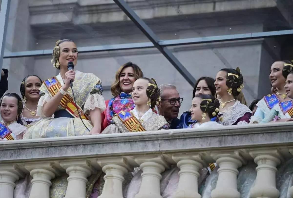 María José Catalá, envoltada de falleres, al balcó de l'Ajuntament de València