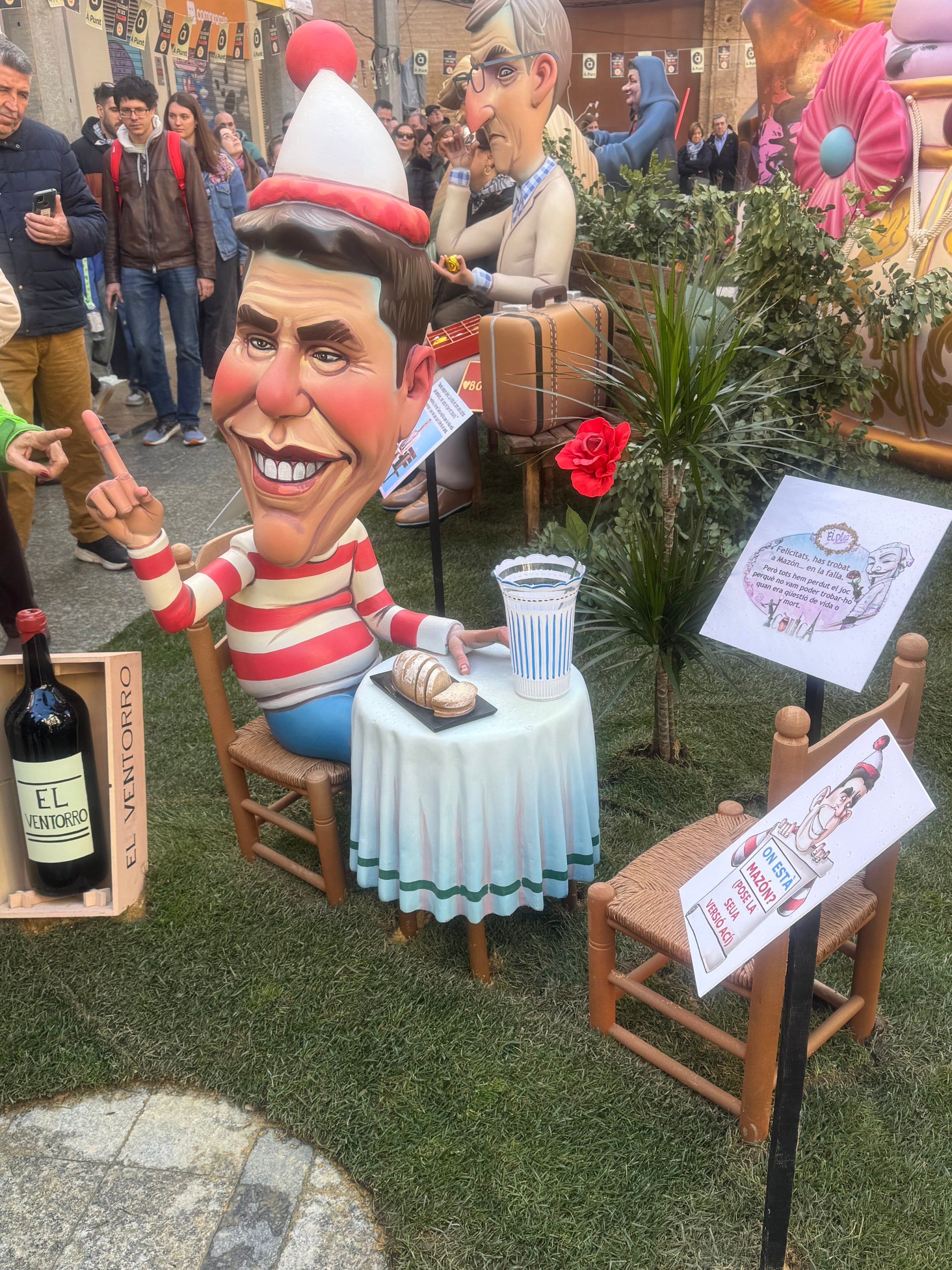 Mazón com a Wally en la falla del Pilar d'enguany