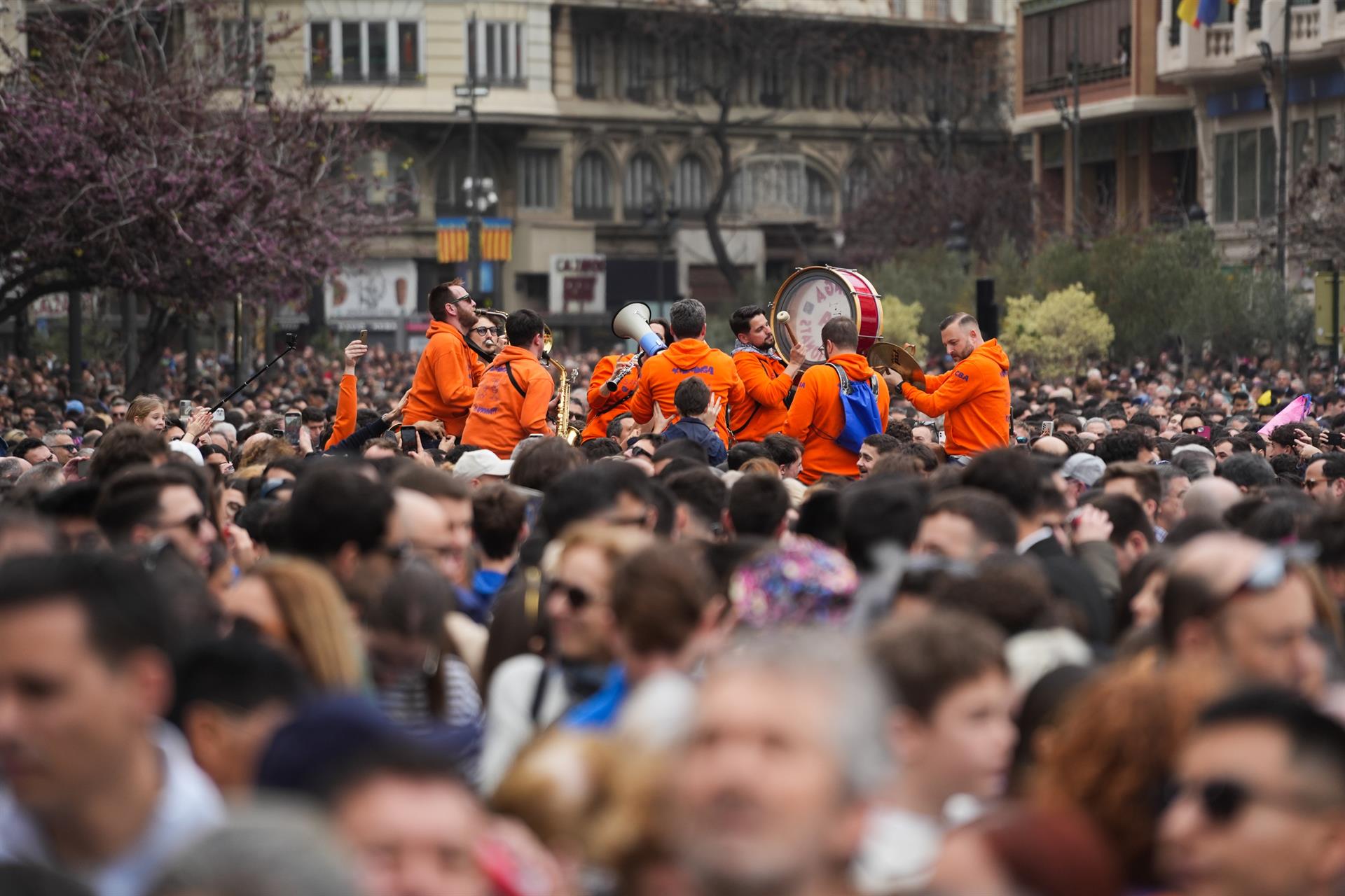 La Plaça de l'Ajuntament plena durant la mascletà