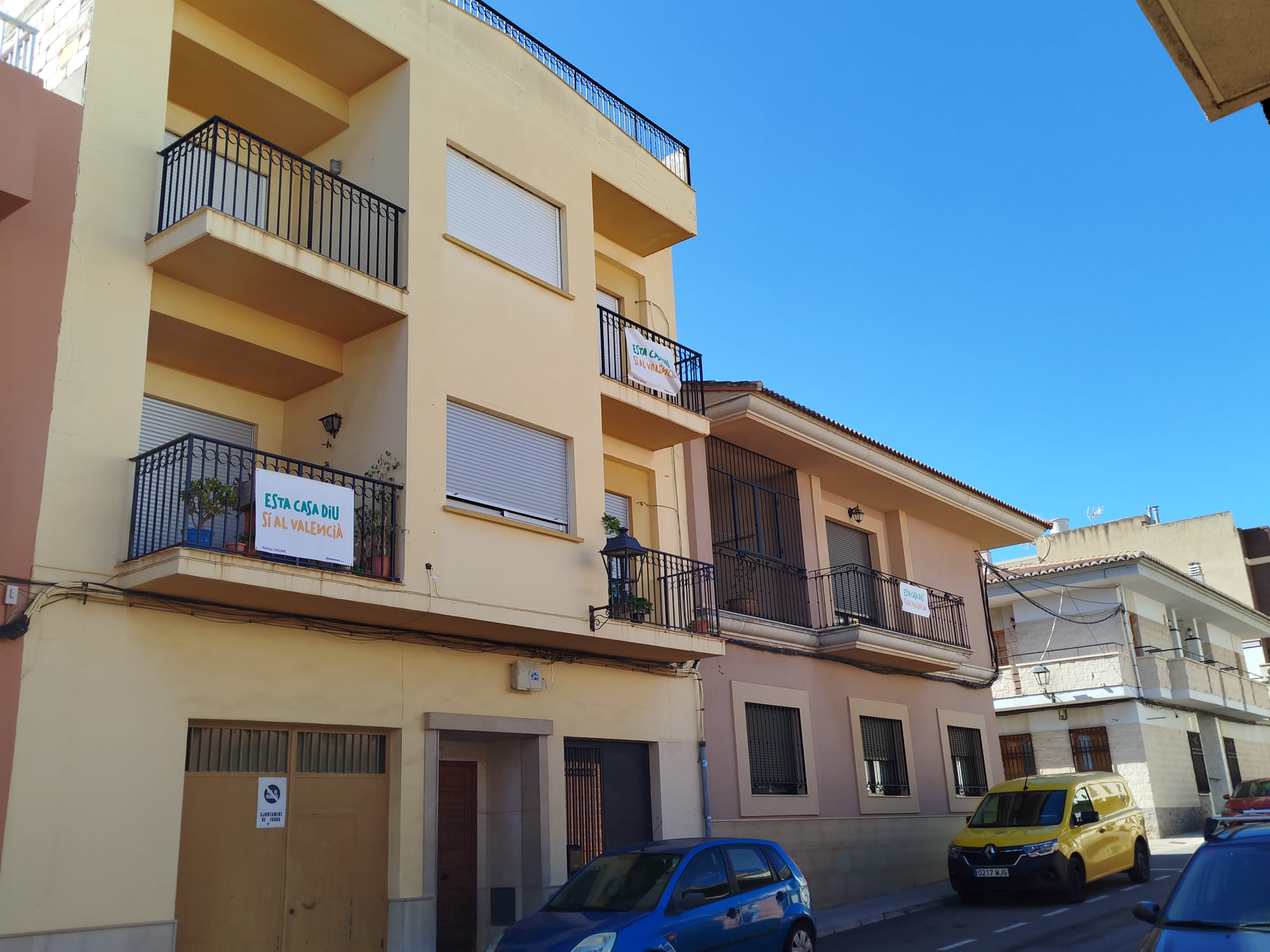 Esta casa diu sí al valencià, ben visibles a diferents balcons a Faura (Camp del Morvedre)