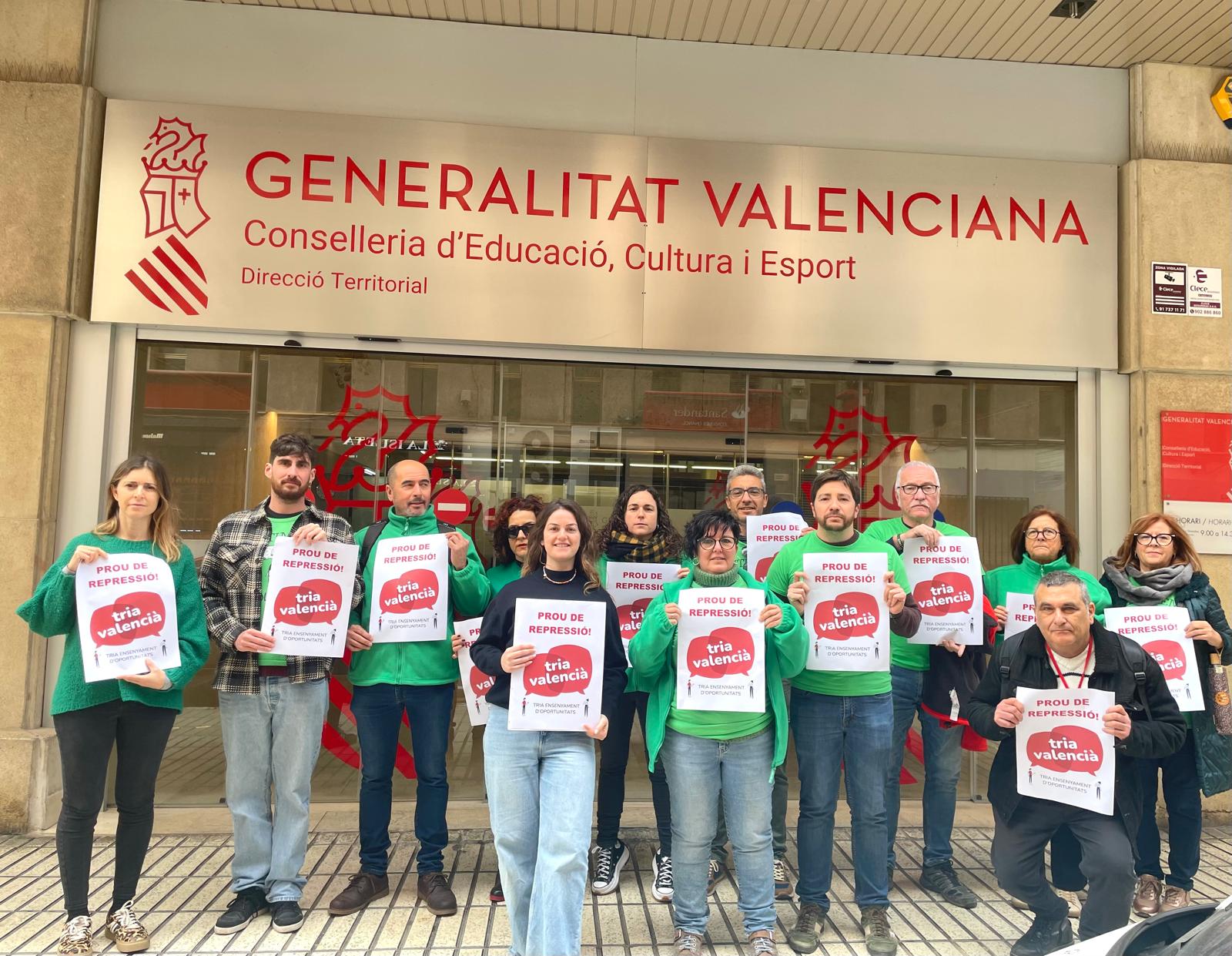 Concentració davant la Direcció Territorial de la Conselleria d'Educació a la demarcació d'Alacant / STEPV