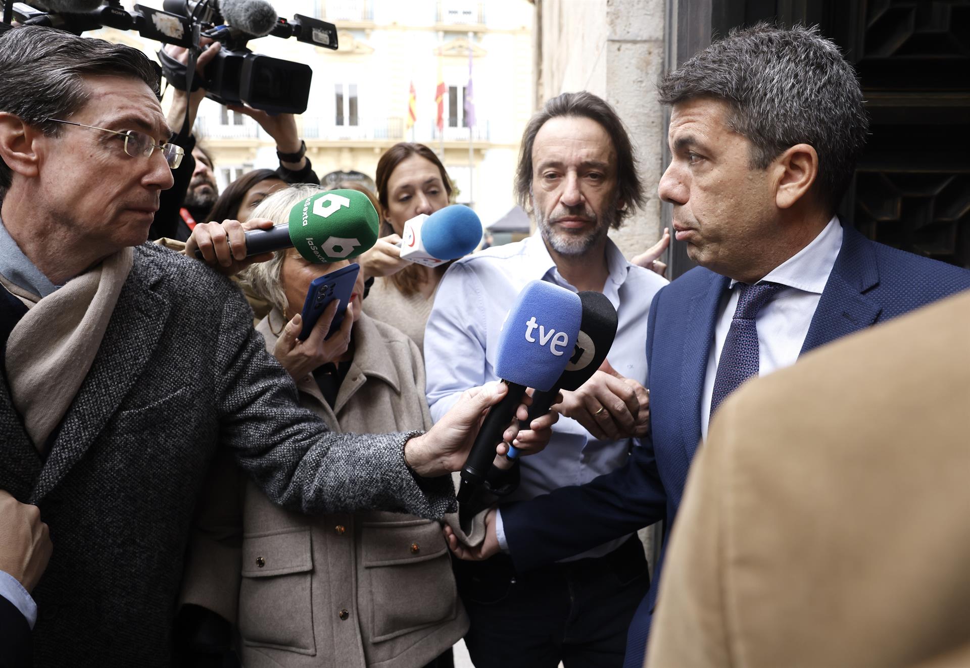 El president valencià, Carlos Mazón, en la seua arribada al ple del Consell / Europa Press
