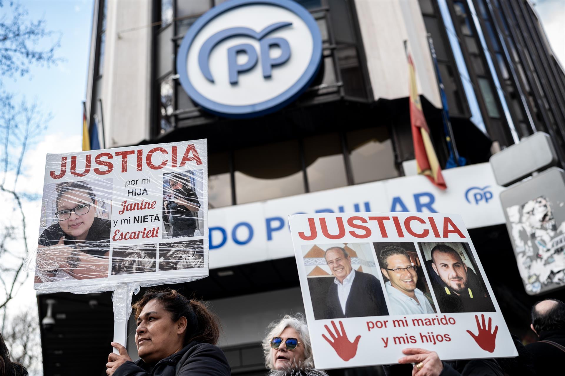 Familiars de víctimes de la DANA es concentren enfront de la seu de Gènova del Partit Popular (PP), a Madrid  | Diego Radamés | EP