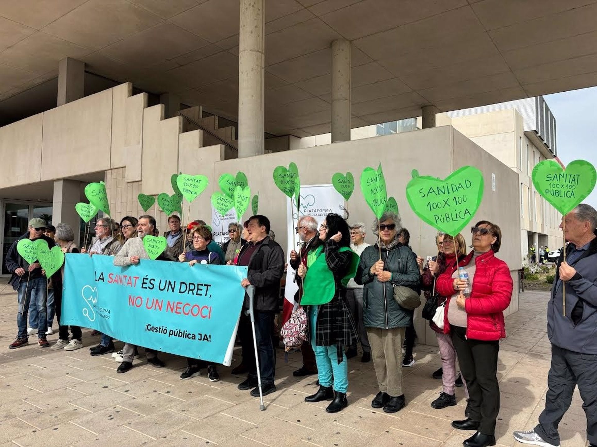 La Plataforma per la Reversió del Vinalopó protesta davant de l'Hospital del Vinalopó d'Elx 