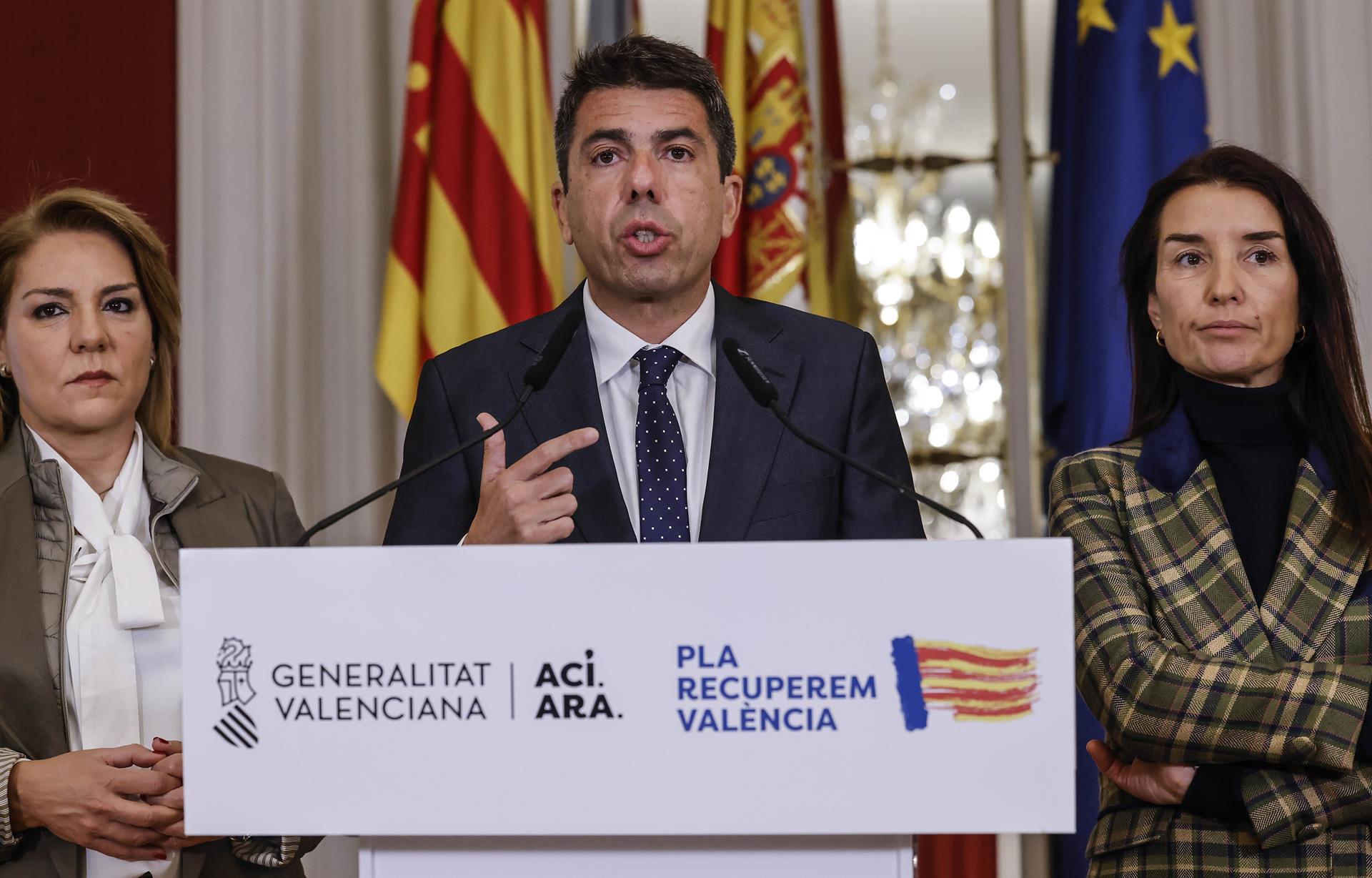 El president de la Generalitat, Carlos Mazón, acompanyat de la consellera d'Economia i Hisenda, Ruth Merino, i per la vicepresidenta Susana Camarero | Rober Solsona | EP