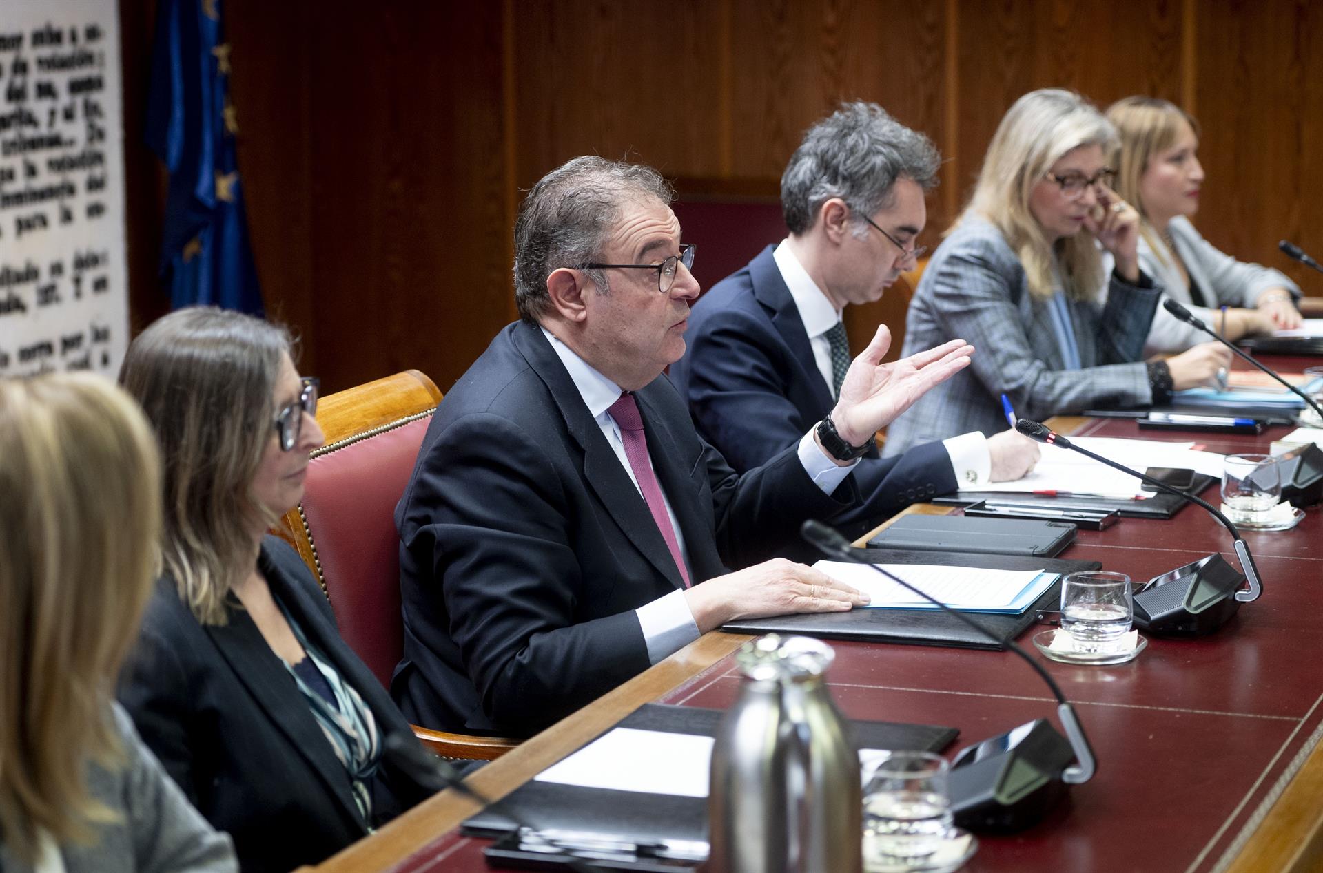 La mesa de la comissió d'investigació sobre la dana, presidida pel senador del PP Gerardo Camps |  Alberto Ortega | EP