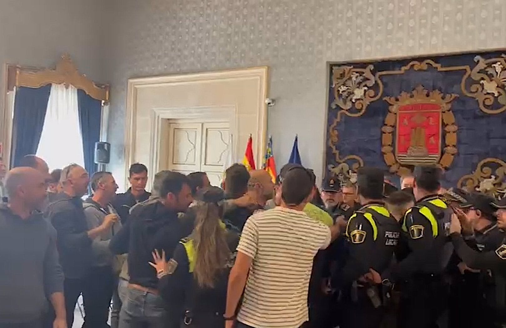 Bombers d'Alacant protesten durant el ple municipal | EP