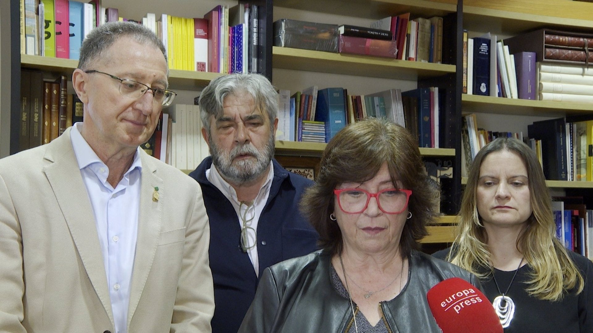 La presidenta de l'AVL, Verònica Cantó, i altres membres de la institució | EP