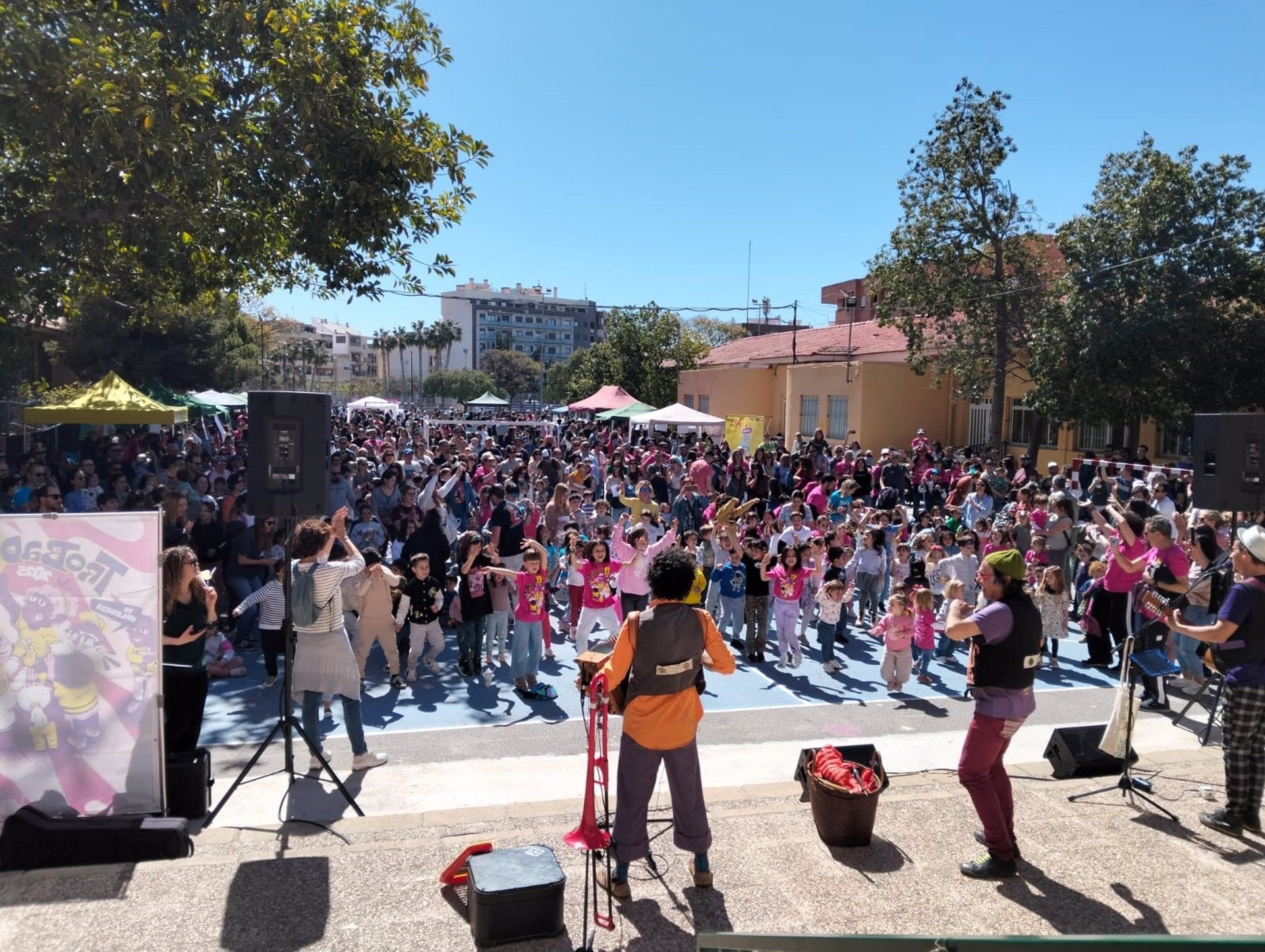 30/03/2025 La 37a Trobada d'Escola Valenciana a l'Alacantí mobilitza les famílies per la matriculació massiva en valencià.

Bajo el lema 'En valencià, lliures i amb orgull', la ciudad de Alicante ha acogido este domingo la 37ª Trobada d'Escoles en Valencià de la comarca de l'Alacantí. Con el CEIP Joaquín Sorolla como centro acogedor, la Cívica, la asociación por la normalización del valenciano en l'Alacantí, ha hecho una llamada a la 'matriculación masiva' en valenciano porque 'no se puede perder ni una sola matrícula, ni una'.

SOCIEDAD 
ESCOLA VALENCIANA