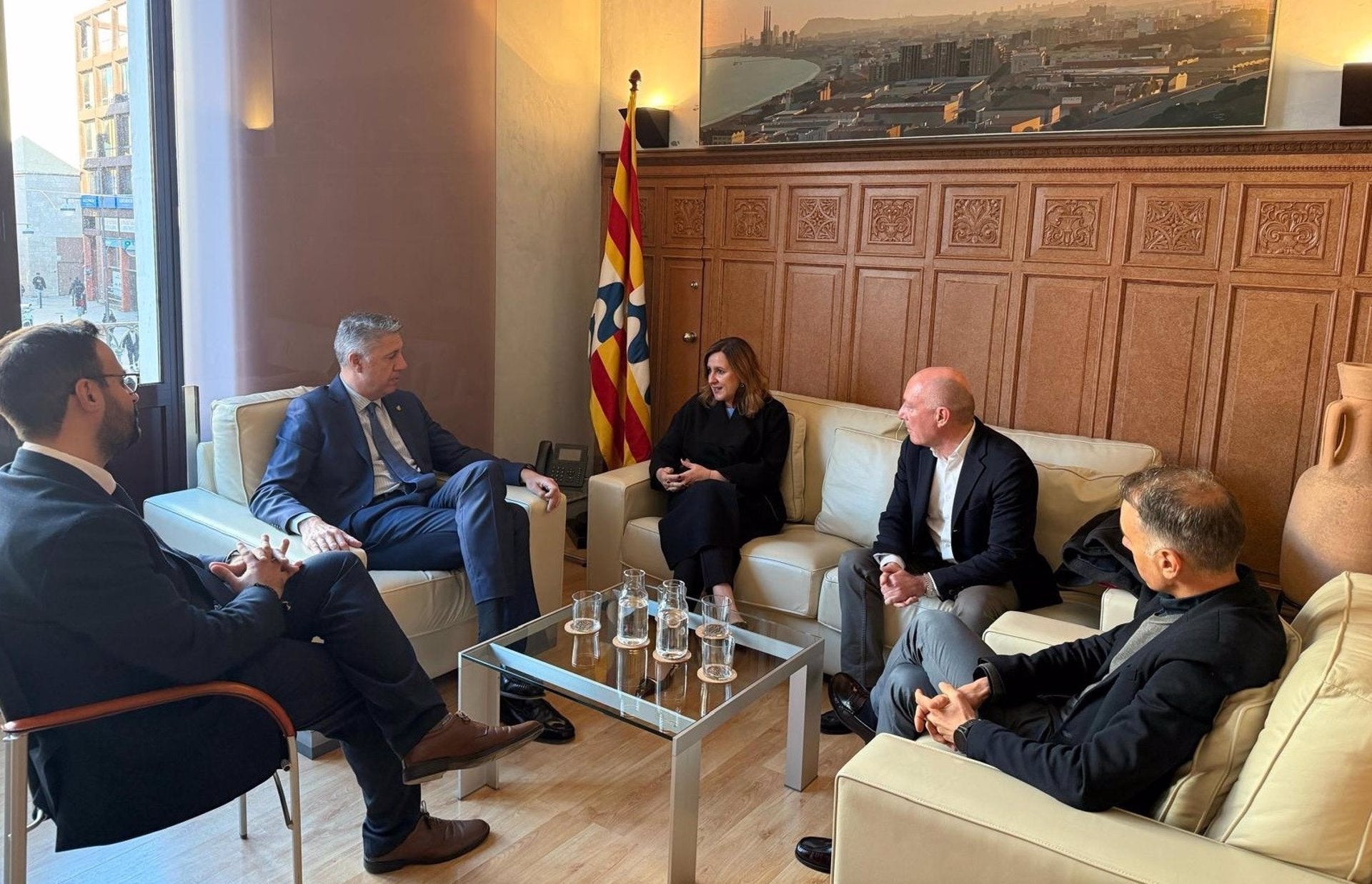 L'alcaldessa de València, María José Catalá, es reuneix amb l'alcalde de Badalona, Xavier Garcia Albiol, per a abordar els protocols antiocupació | EP
