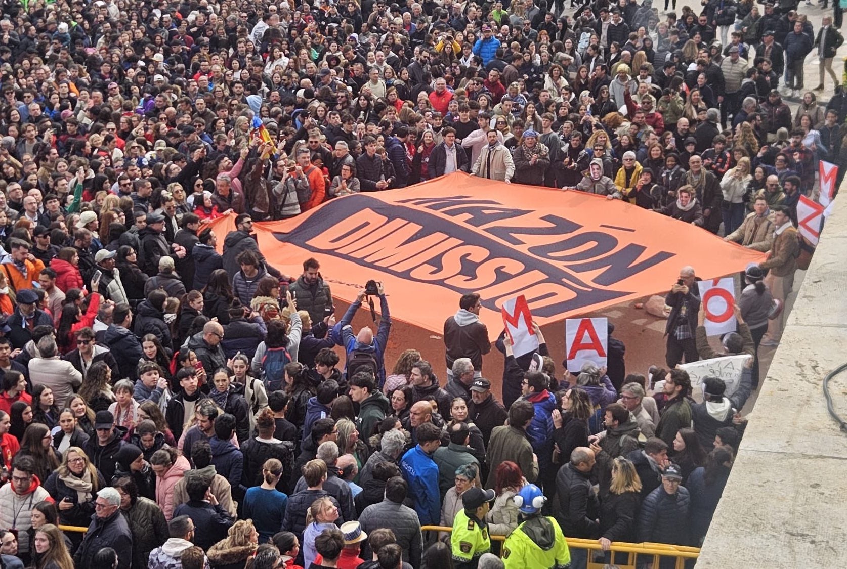 Protesta contra Mazón durant la primera «mascletá» del 2025 | Joves PV