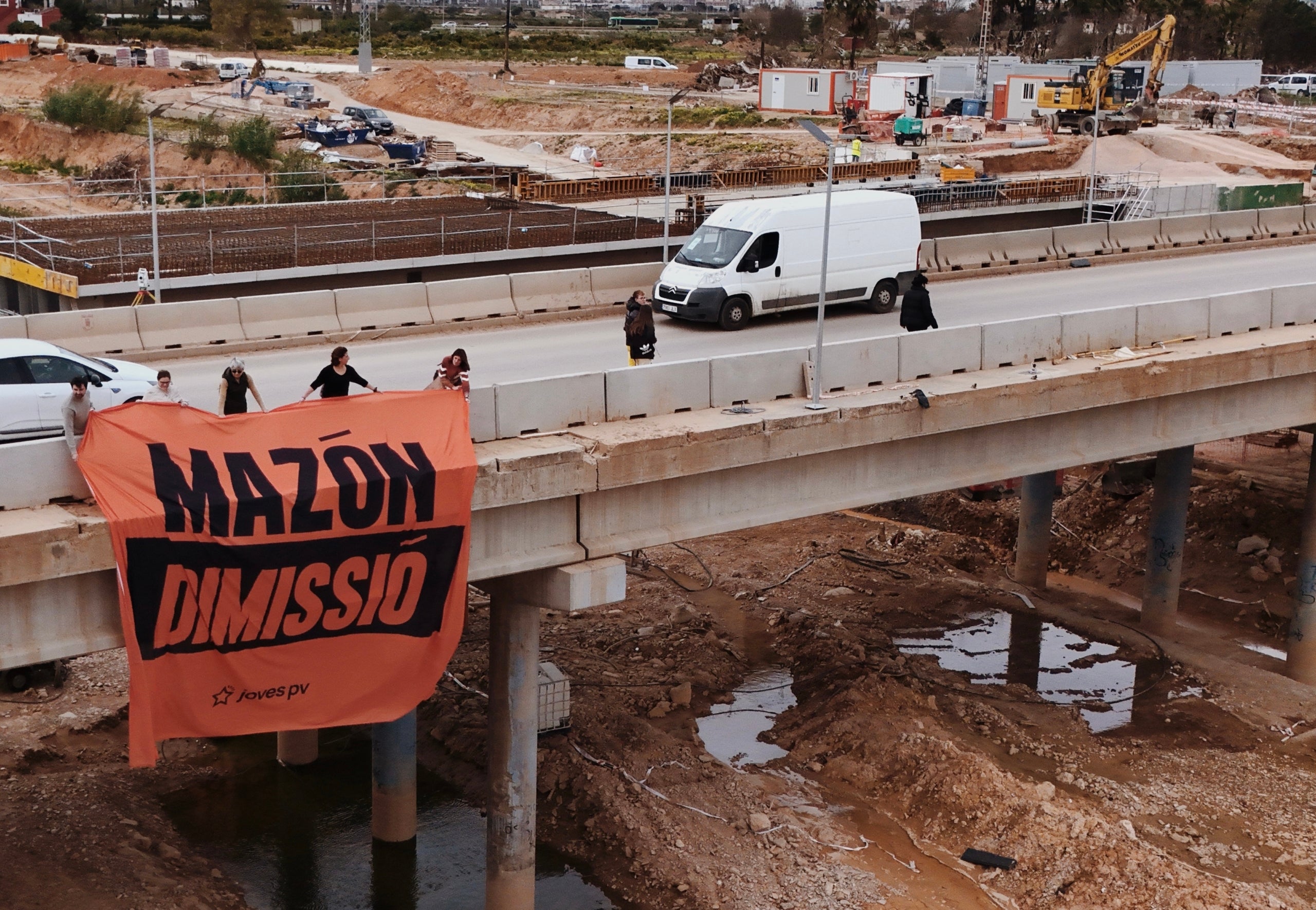 Joves PV penja una pancarta a Paiporta per a exigir la dimissió de Mazón