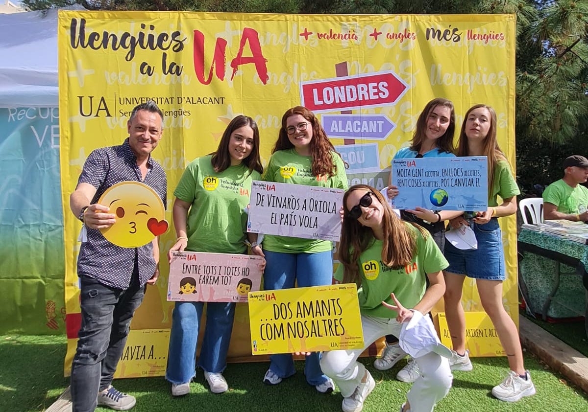 El Servei de Llengües de la UA aporta a les Trobades d'Escoles en Valencià el seu fotoreclam, coordinat pel Voluntariat Lingüístic de la UA 