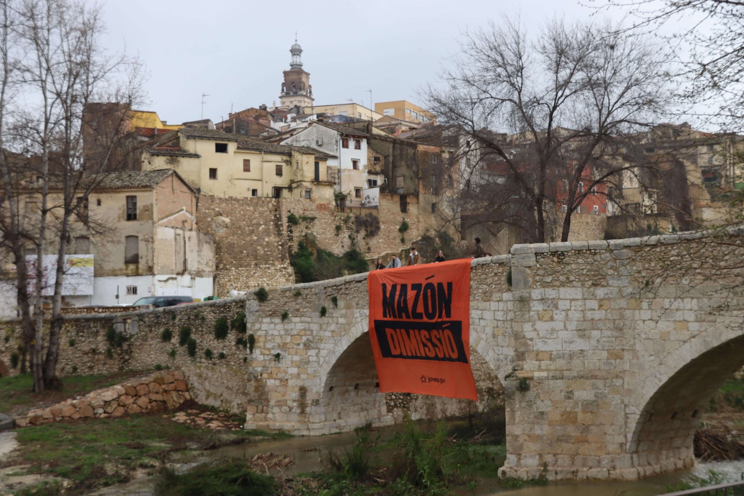 Pancarta contra Mazón desplegada a Ontinyent (Vall d'Albaida) / Joves PV