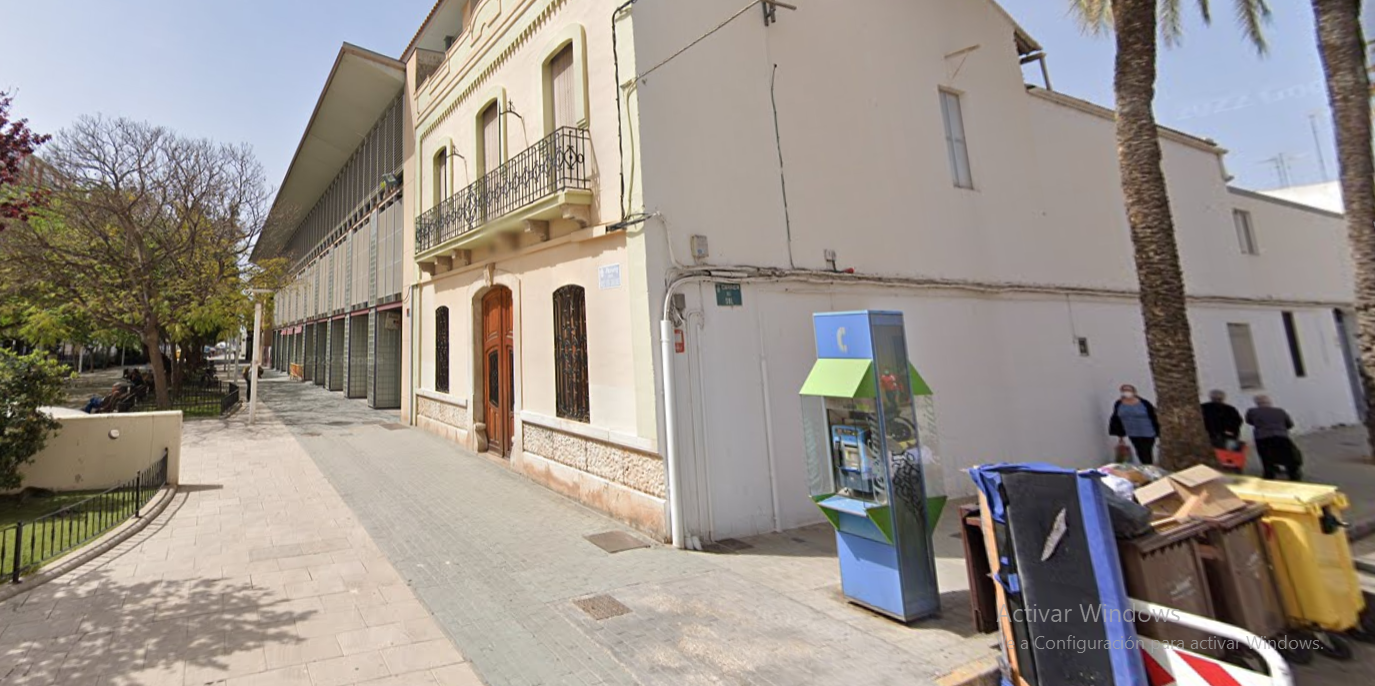 Centre Cultural Joan Fuster a Massamagrell. Al costat contenidors de fem sense recollir