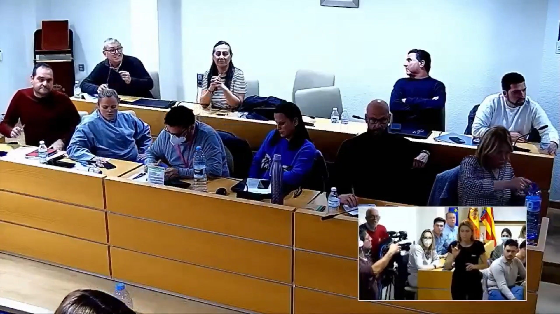 Pep Val, regidor de Compromís a Paiporta (Horta Sud), intervé en un ple (dalt a l'esquerra).