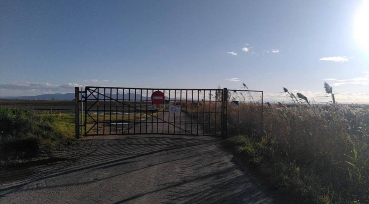 Tanca impedint l'entrada a un vedat de caça a l'Albufera