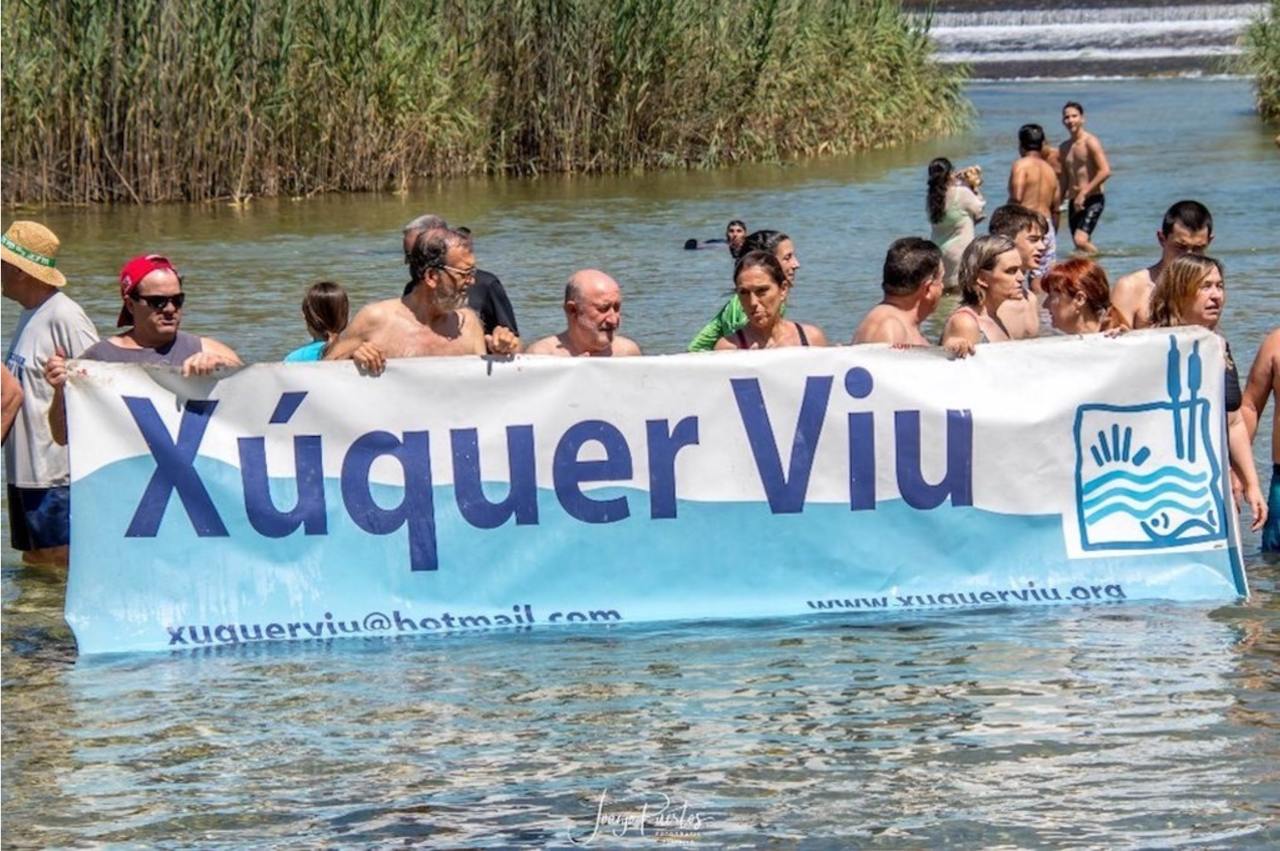 Membres de Xúquer Viu en una acció de defensa del riu / Arxiu