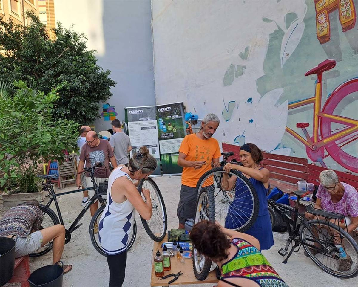 Un desl tallers de reparació de bicicletes a Velorecicla
