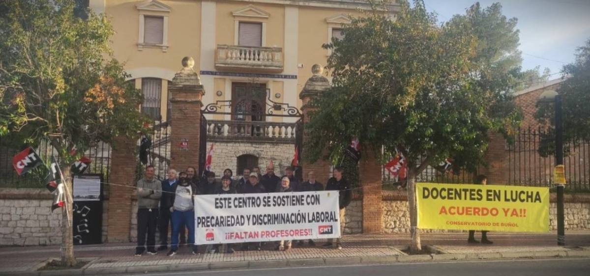 Concentració del professorat a l'exterior del conservatori de Bunyol