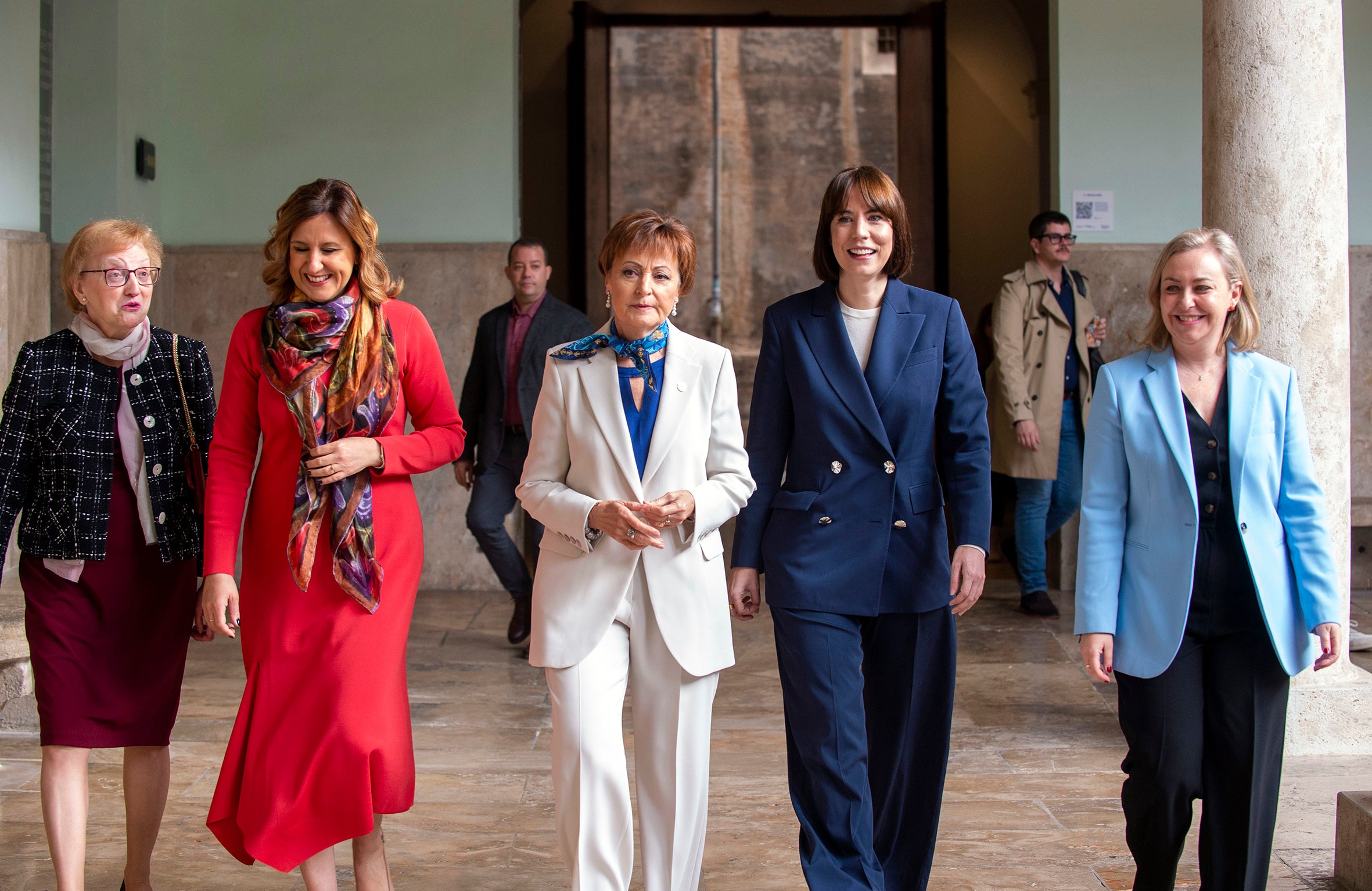 Maria José Catalá, Mavi Mestre, Diana Morant i Natàlia Enguix arribant al Paranimf de la UV, on ha tingut lloc l'acte de commemoració del 525é aniversari de la institució acadèmica 