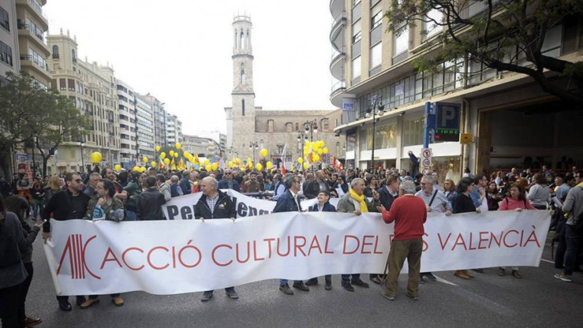 Manifestació del 25 d'abril, convocada per Acció Cultural, en una imatge d'arxiu