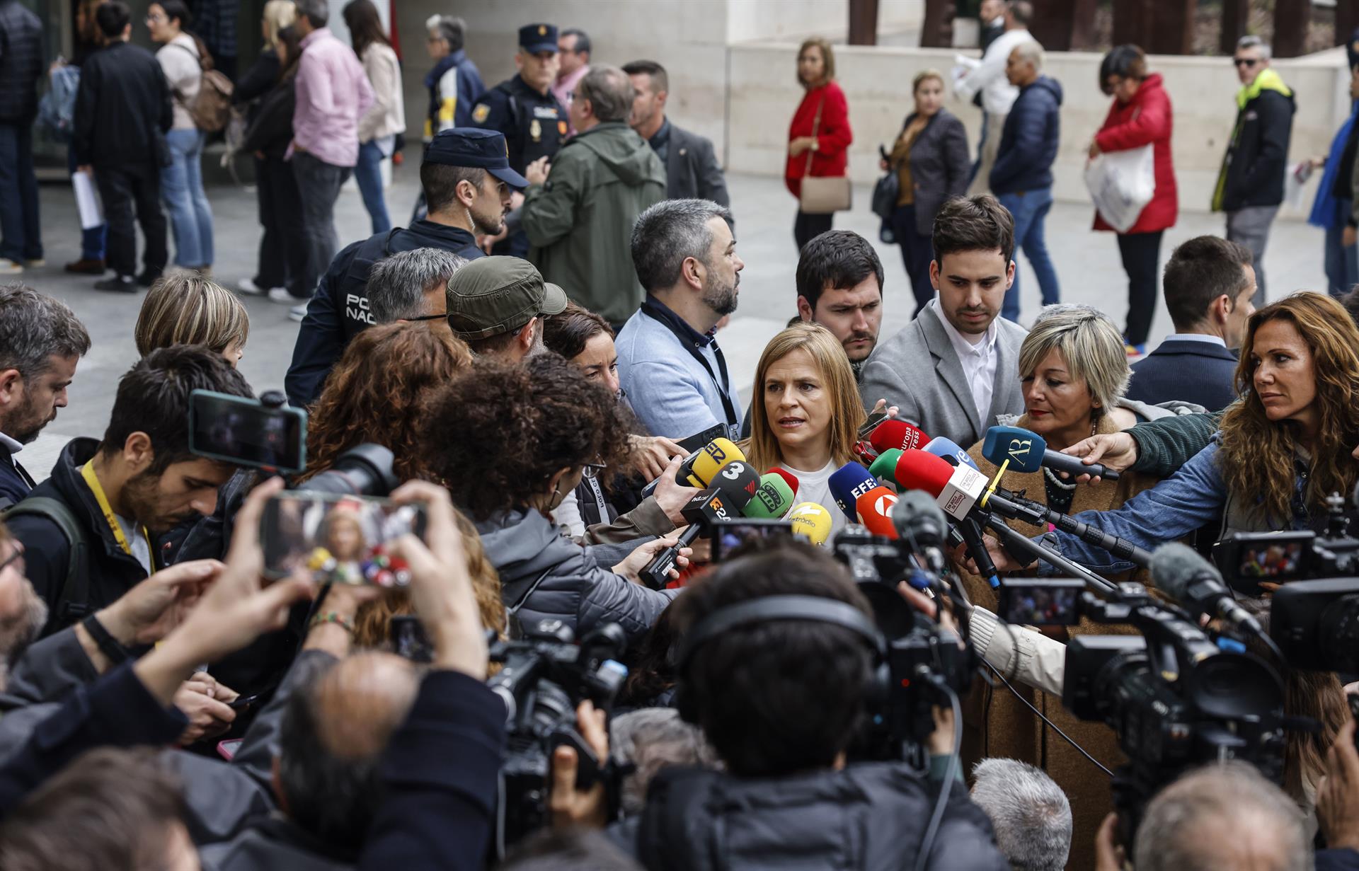 Pilar Bernabé aquest matí a la porta de la Ciutat de la Justícia