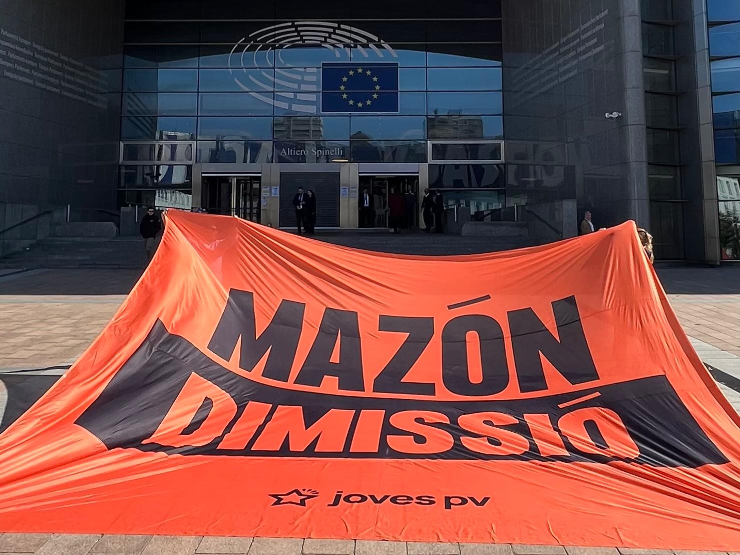 Joves PV desplega a Brussel·les una gran pancarta demanat la dimissió del president de la Generalitat, Carlos Mazón