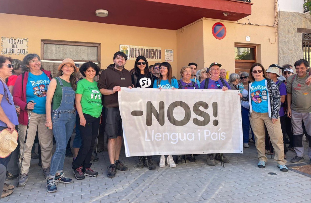 Participants en la I «Travessa per la llengua», a Argeleta (l'Alt Millars)