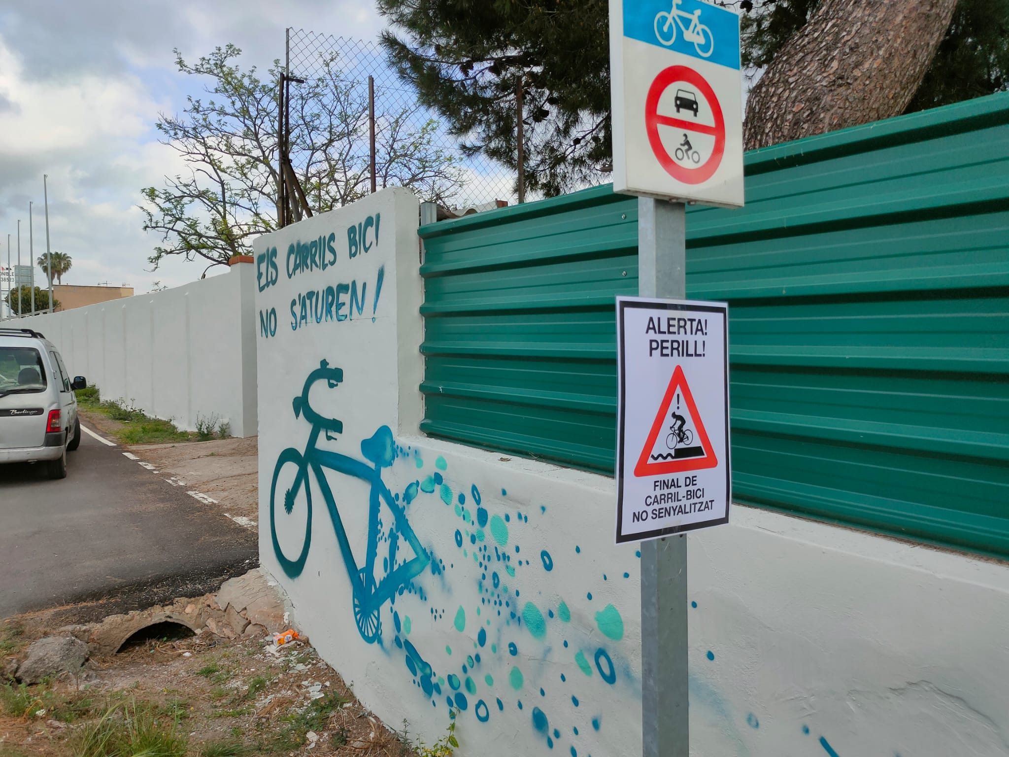 Cartells i pintades denunciant la perillositat dels trams de carril bici a Castelló de la Plana