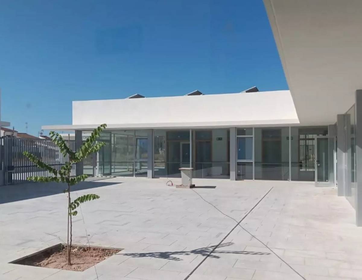 Centre de dia de Casinos, acabat, equipat i... tancat
