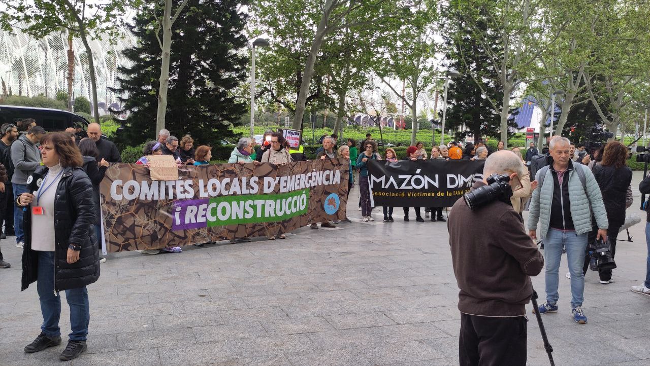 Concentració d'afectats i víctimes a les portes de la ciutat de la Justícia